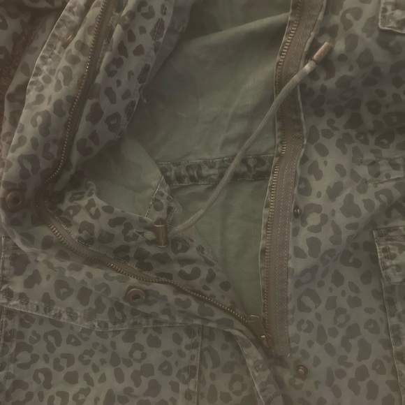 Leopard/Cheetah Military Utility Jacket.Army green with cargo. Straight. Collar. - Picture 4 of 5